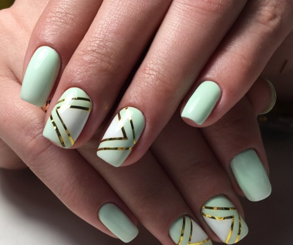 Маникюр с полосками на коротких ногтях