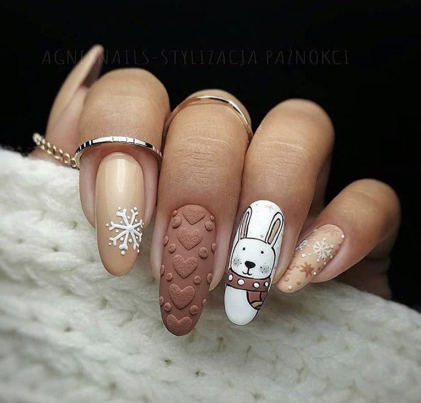 Маникюр с рисунком на зиму в бежевых тонах