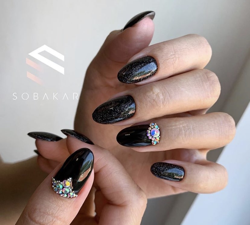 Маникюр с рисунком, украшенным стразами