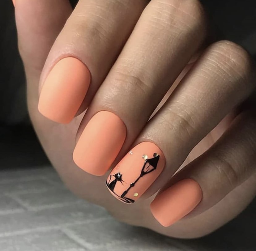 Маникюр с рисунком, украшенным стразами