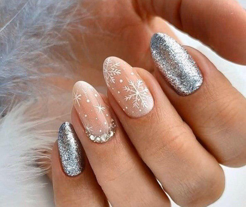 Маникюр с серебристым глиттером и снежинками на Новый год