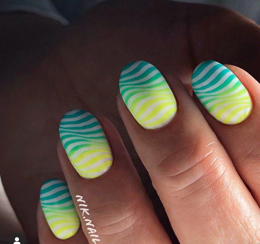 Маникюр с узором омбре и стемпингом на кортких ногтях овальной формы