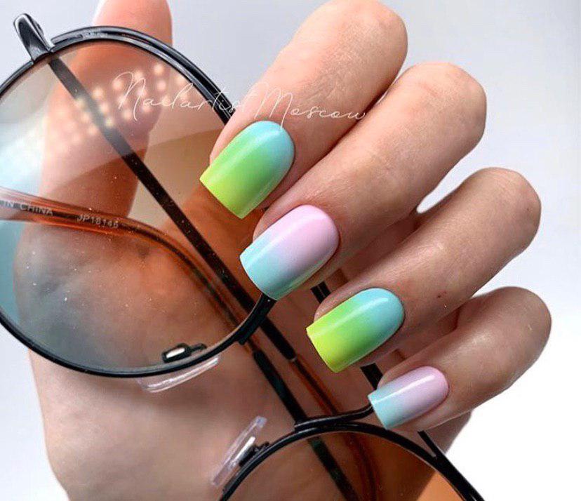 Маникюр с ярким красочным омбре на все ногти короткой длины