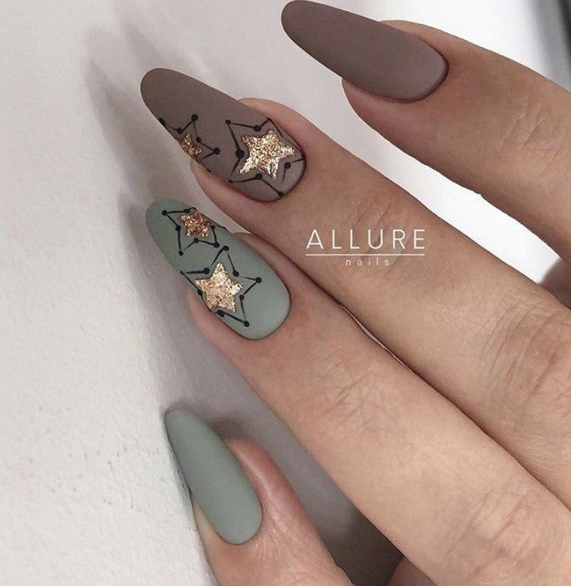 Маникюр в матовом цвете на овальной форме ногтей с дизайном звездочками в матовом цвете