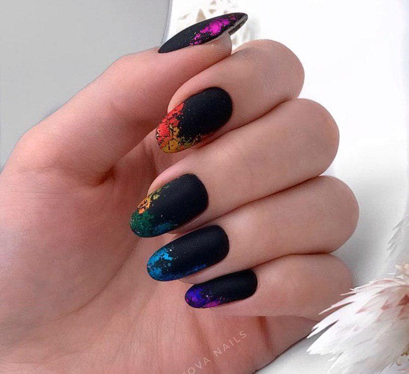 Матовый черный маникюр с разаноцветной фольгой
