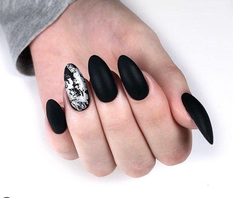 Матовый черный маникюр с разаноцветной фольгой