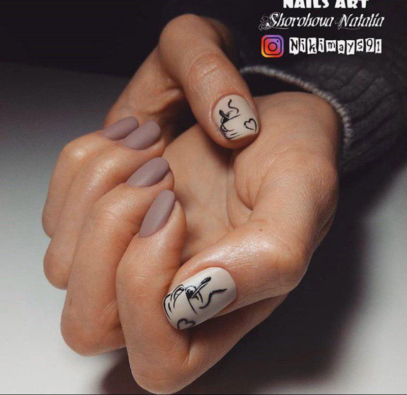 Матовый маникюр на зиму с кофе на коротких ногтях