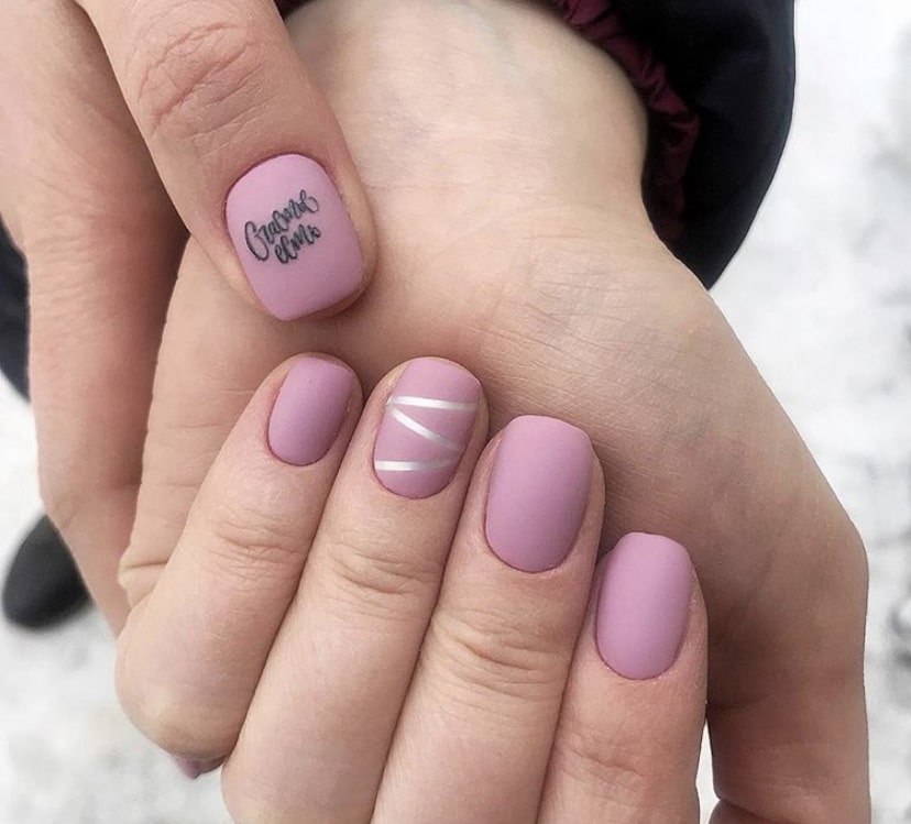 матовый розовый маникюр на коротких ногтях с серебристыми полосками