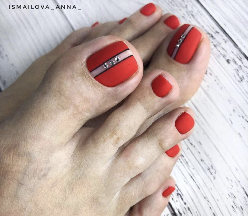 Красный маникюр с геометрией и стразами Матовый педикюр с геометрическими рисунками