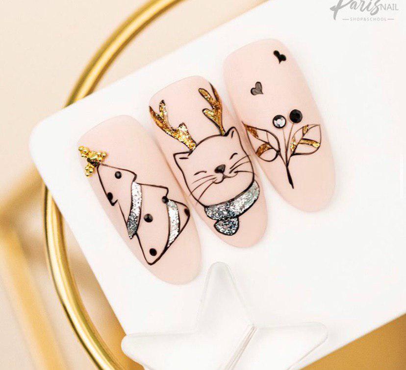 Милый маникюр на бежевых ногтях с новогодним дизайном на 2020