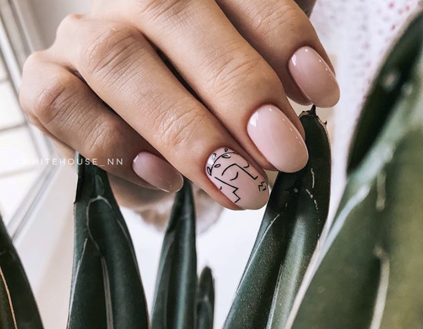 Минимализм светлого маникюра