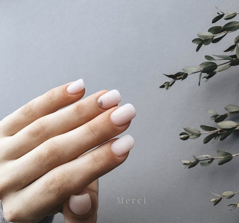 Минимализм светлого маникюра