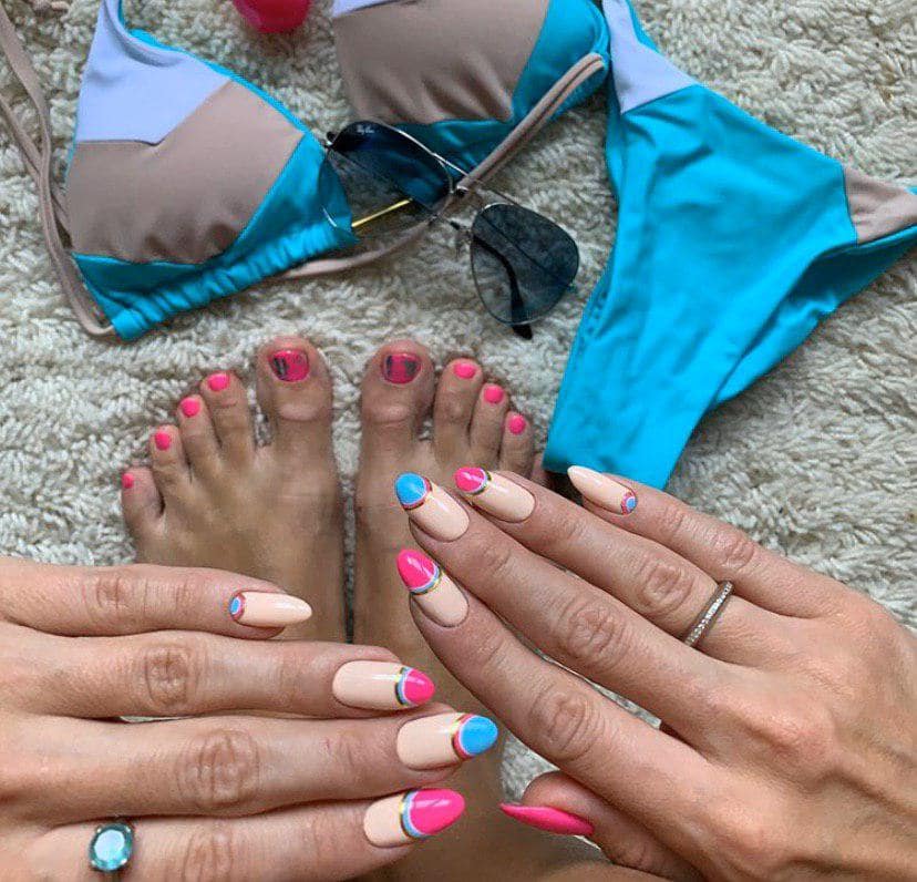 Модный графический дизайн ногтей