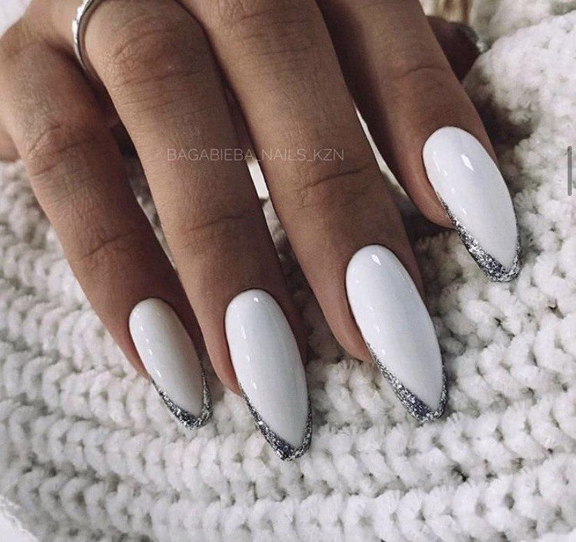 Молочный маникюр с серебристым френчем на овальной форме ногтей