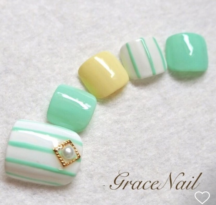 Мятно-желтый педикюр