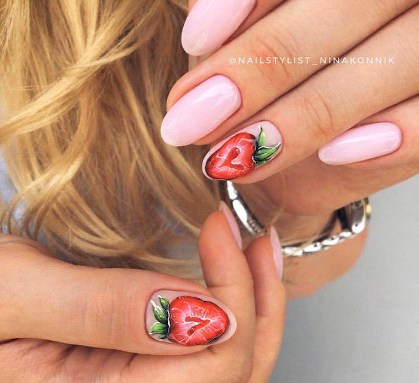 Нежно-розовый маникюр с дизайном клубника