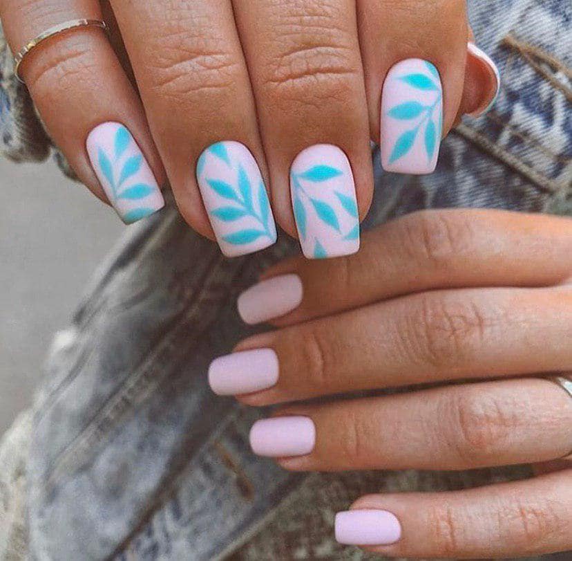 Нежно розовый маникюр с мятным