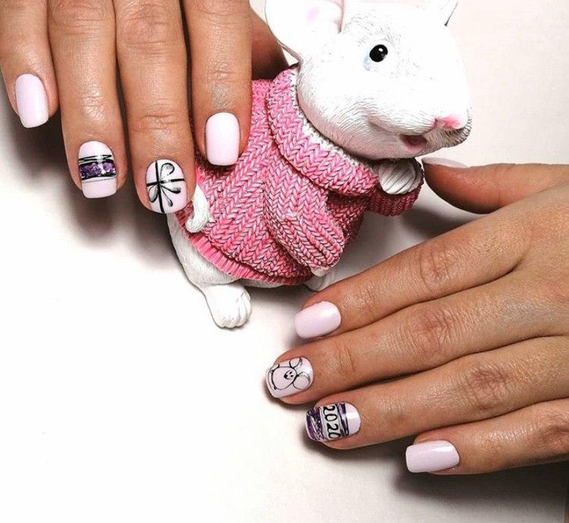 Нежно-розовый маникюр с мышкой и дизайном