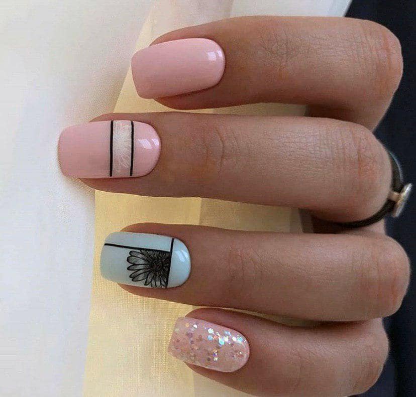 Нежно-розовый маникюр с серым и дизайном