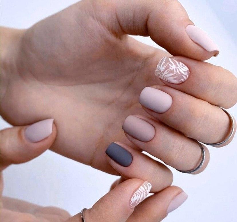 Нежные отенки с дизайном стемпинг на коротких квадратных ногтях