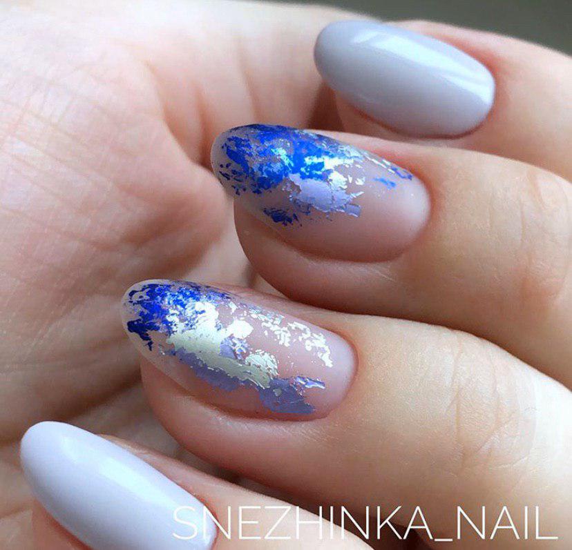 Нежный маникюр на овальных ногтях с фольгой на зиму