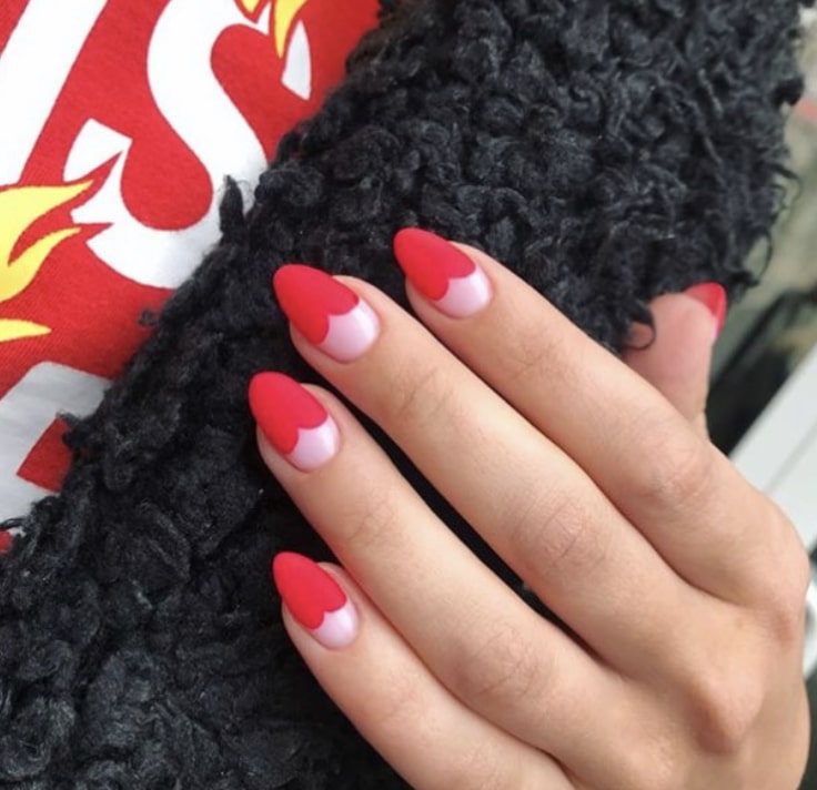 Нежный лунный маникюр