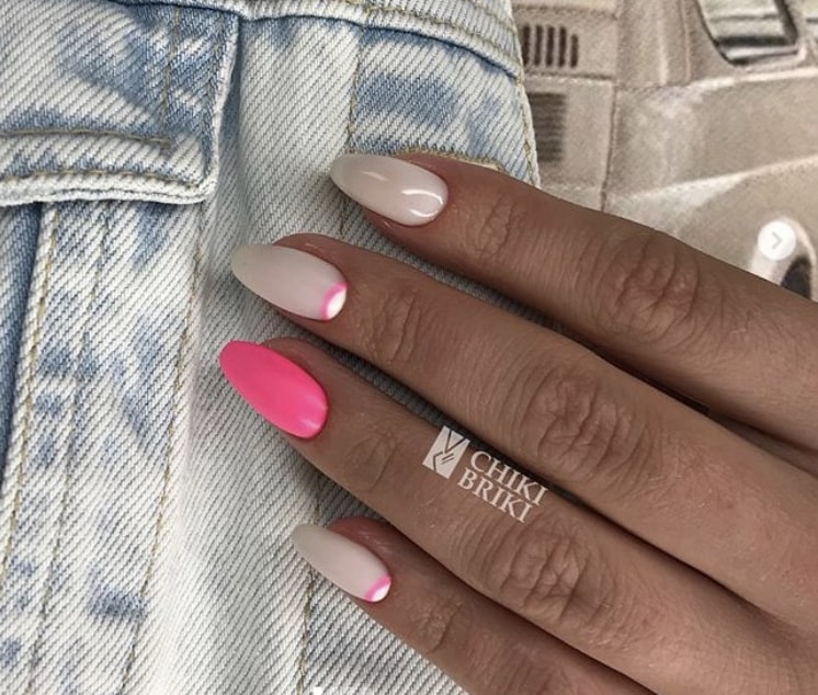 Нежный лунный маникюр