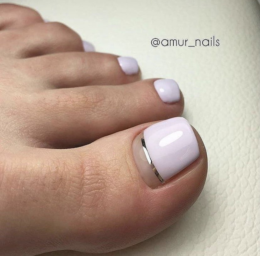 Нежный маникюр и педикюр с полоской