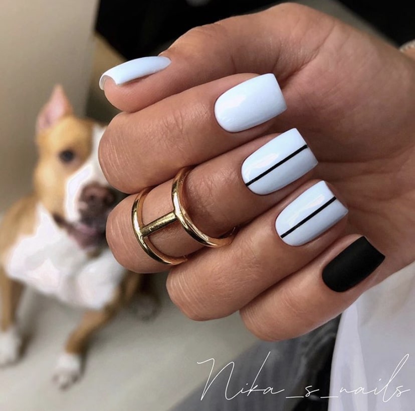 Нежный маникюр и педикюр с полоской на коротких ногтях