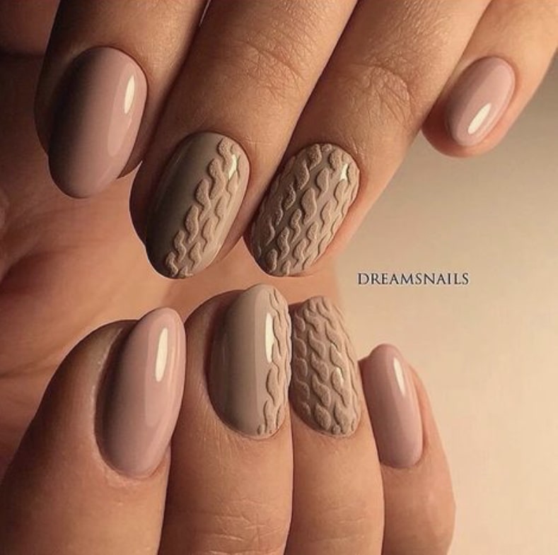 Нежный маникюр и педикюр со свитером, альтернативными зимними мотивами