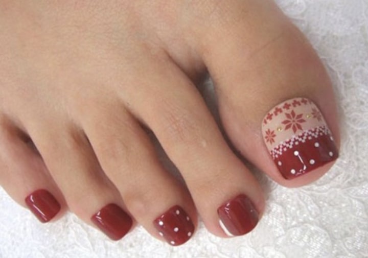 Нежный маникюр и педикюр со свитером, альтернативными зимними мотивами