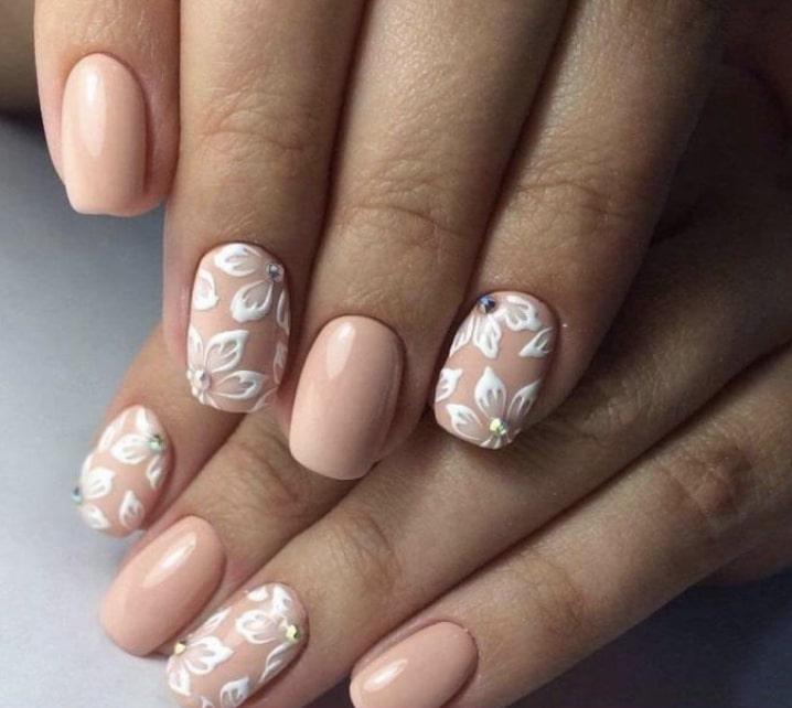 Нежный маникюр с объемной росписью