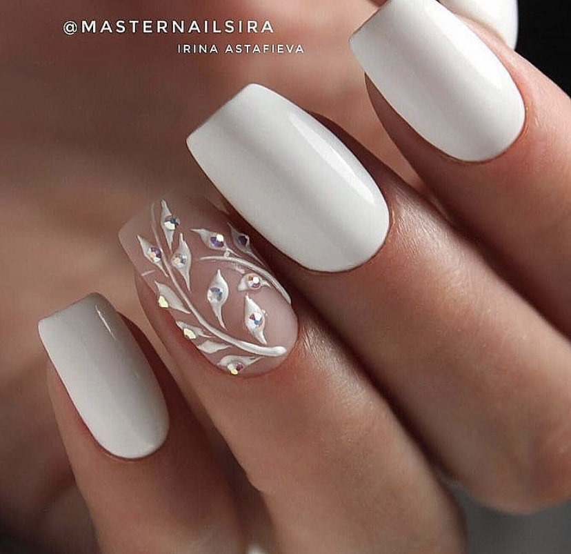 Нежный маникюр с объемной росписью