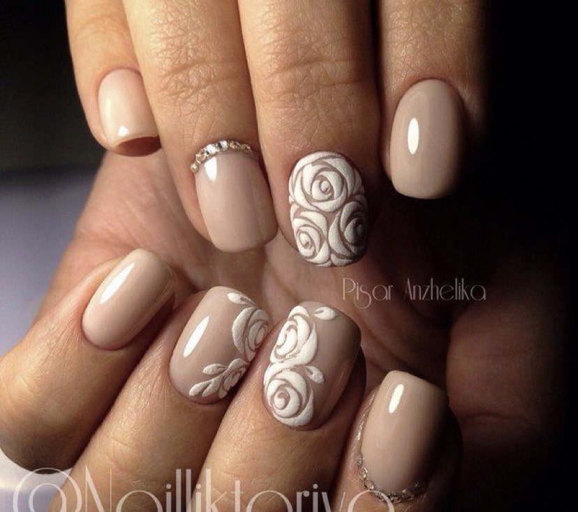 Нежный маникюр с объемной росписью