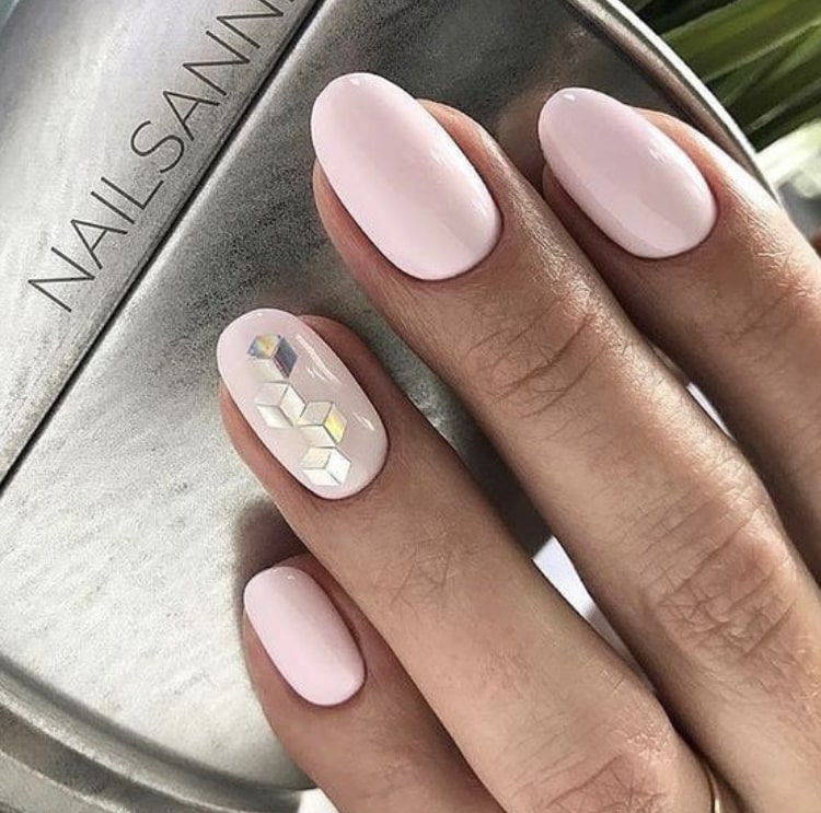 Нежный маникюр с объемной росписью