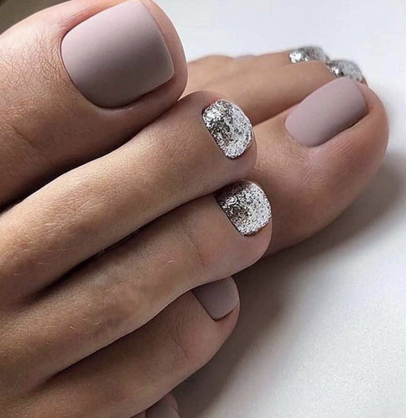 Нежный матовый маникюр и педикюр