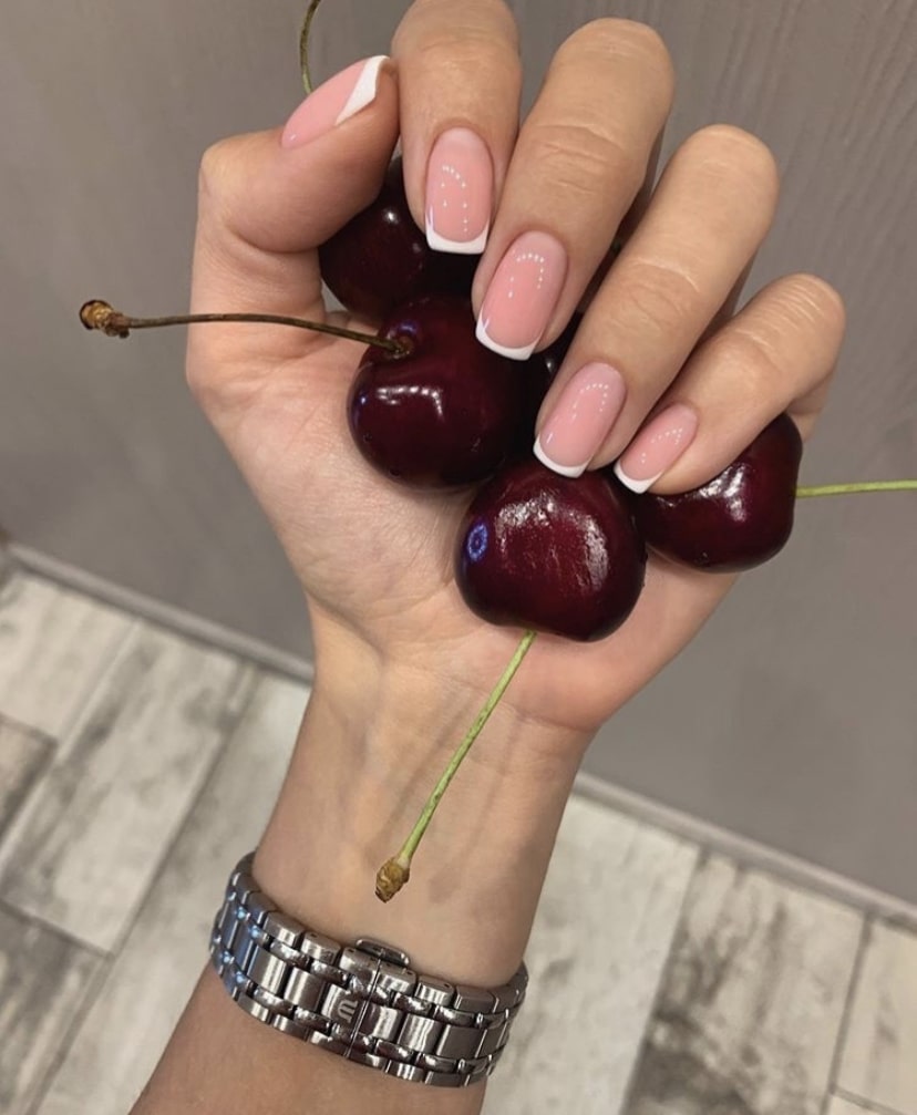 Нежный френч маникюр