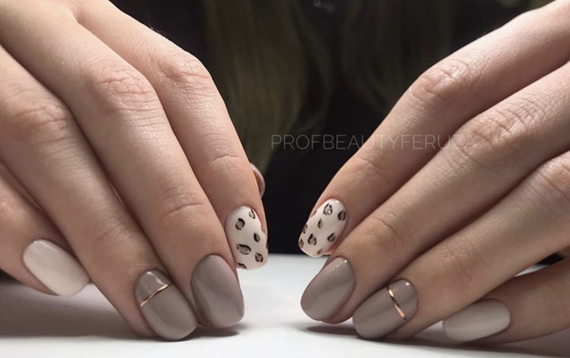 Нюдовый маникюр на коротких ногтях  с животным принтом