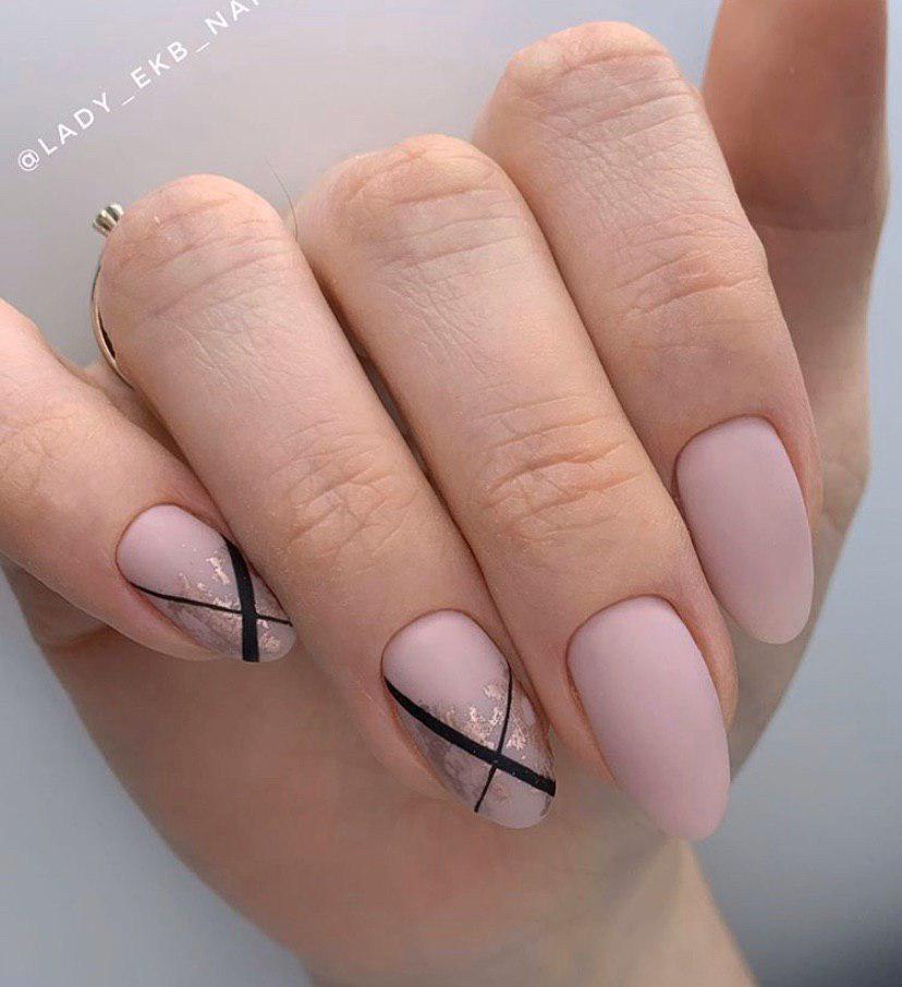 Нюдовый маникюр на зимус фольгой и полосками