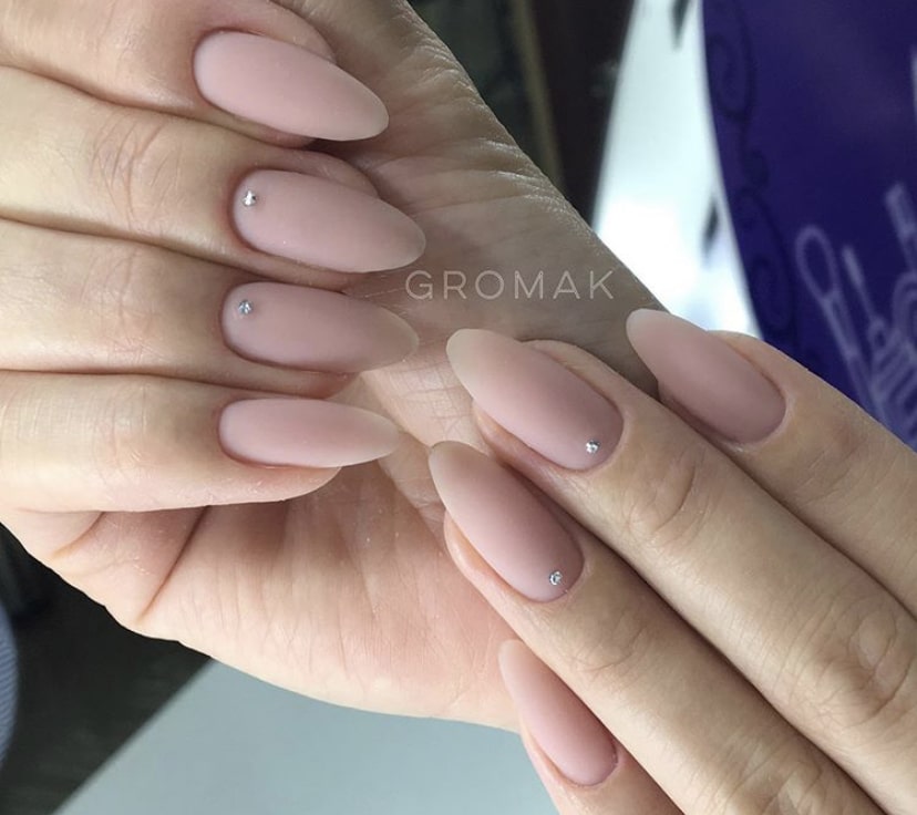 Нюдовый маникюр без рисунков