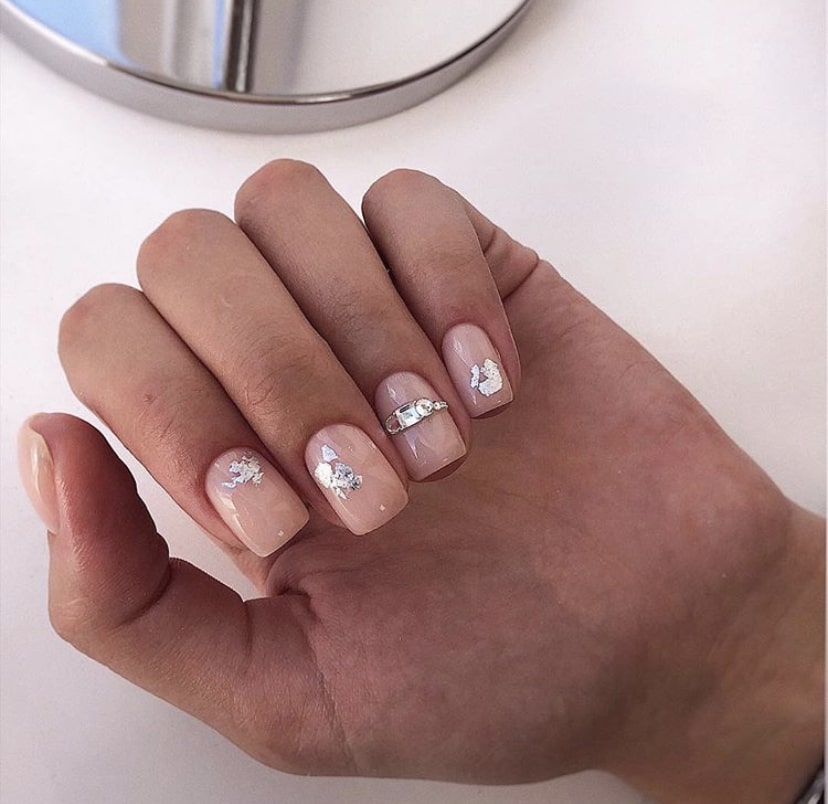 Nyudovyy manikyur v ottenke Dymchataya roza