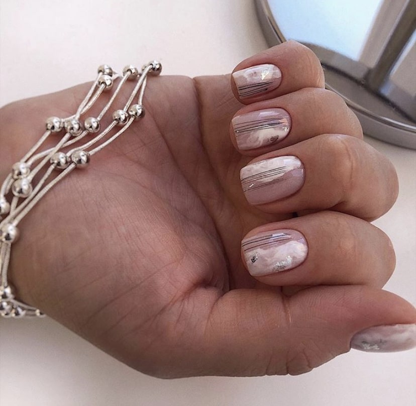 Nyudovyy manikyur v ottenke Dymchataya roza