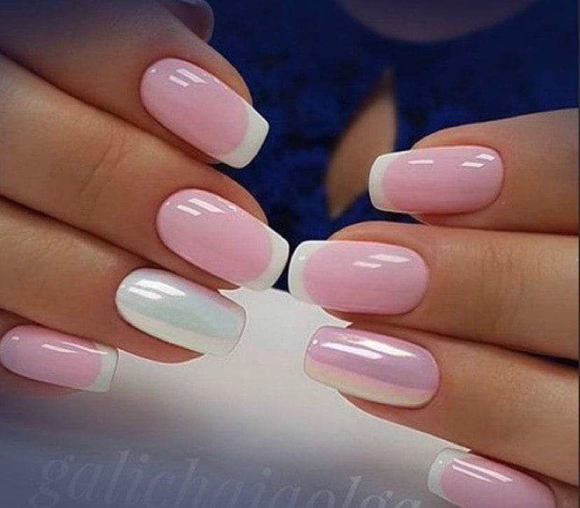 Однотонный вариант в сочетании с французским маникюром