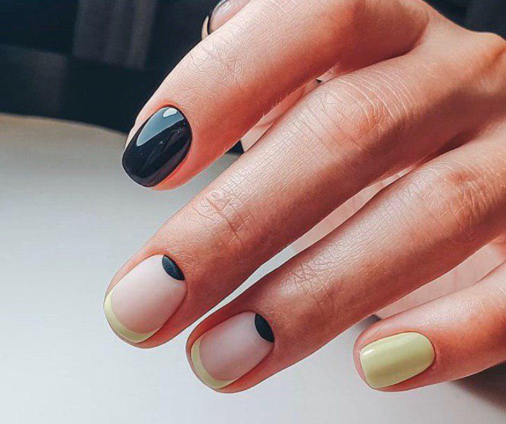 Однотонный вариант в сочетании с французским маникюром