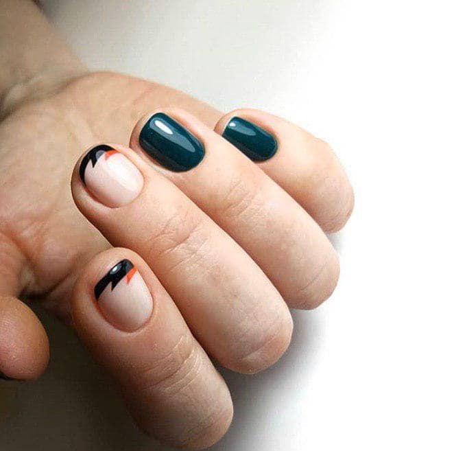 Однотонный вариант в сочетании с французским маникюром