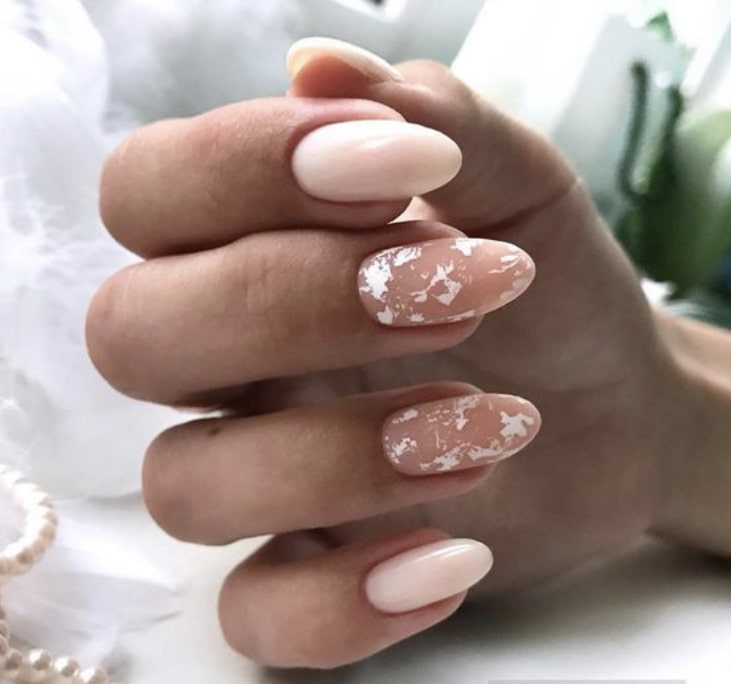 Однотонный маникюр с матовым покрытием двух ногтей