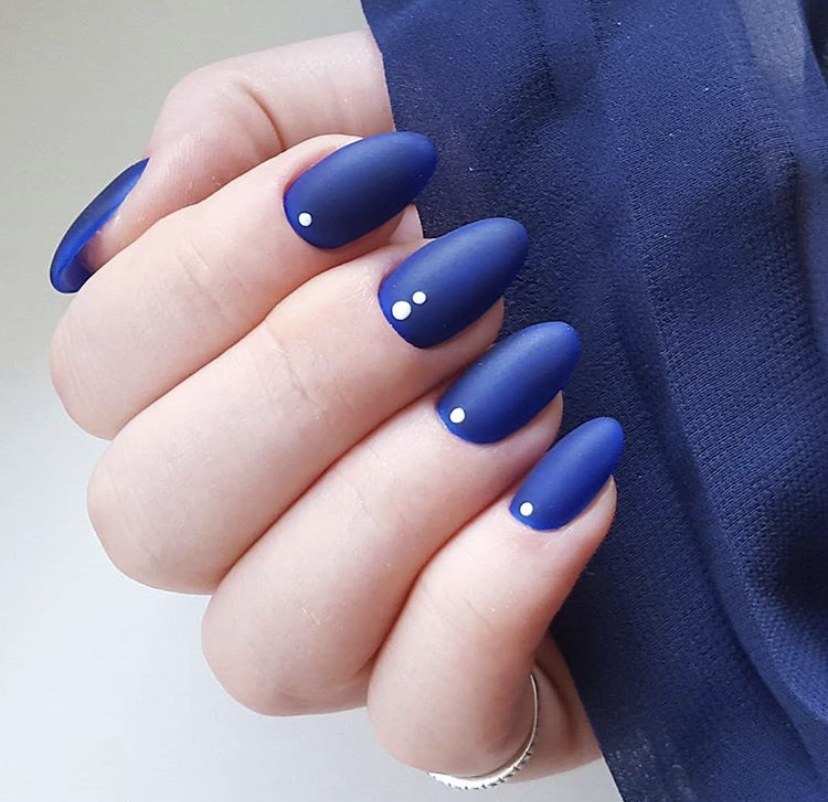 Однотонный синий миндалевидный маникюр