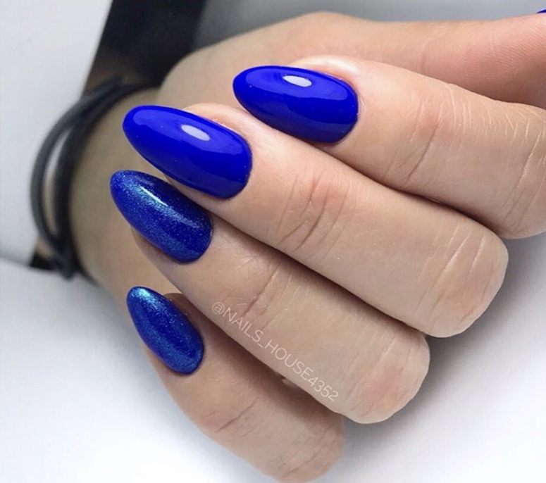 Однотонный синий миндалевидный маникюр