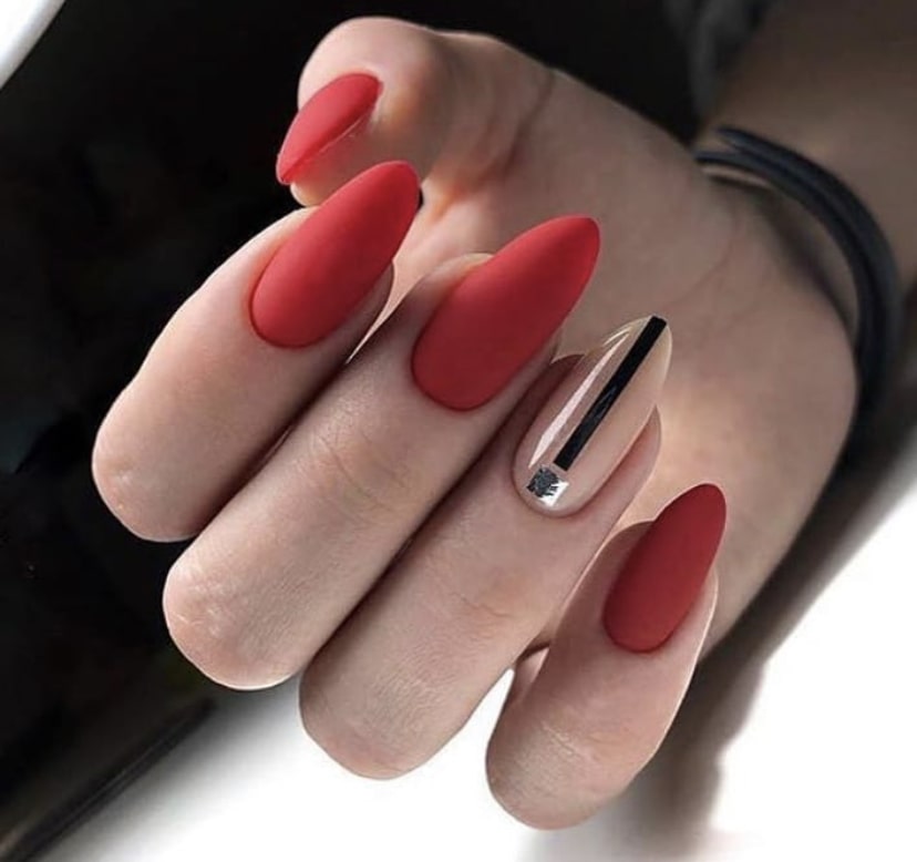 Оригинальное решение для длинных миндалевидных ногтей