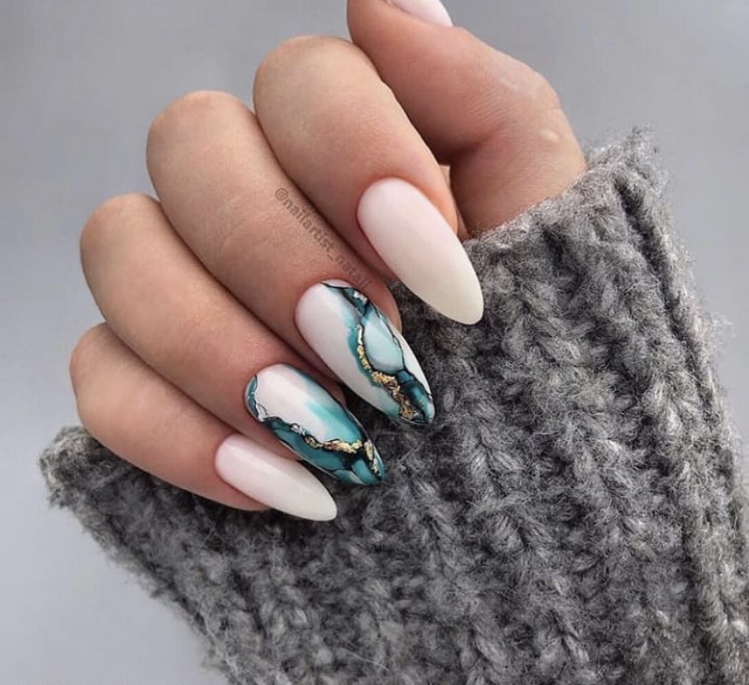 Оригинальное решение для длинных миндалевидных ногтей